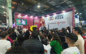 Erik Momo se apresentando no Conexão Pizza na Fispal Food Service 