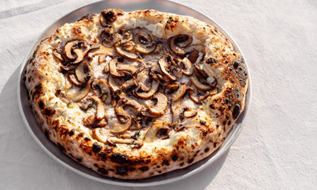 Pizza de cogumelos, ricota e trufas
